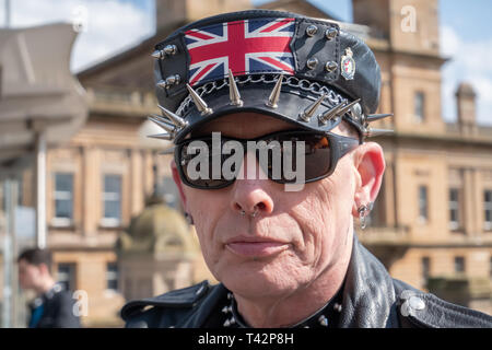 Paisley, Schottland, Großbritannien. 13. April 2019. UK Wetter. Ein Porträt von einem Mann mit einer sehr markanten Look namens Wullie, ursprünglich aus Glasgow nun aber bleiben in Johnstone, geniessen Sie einen sonnigen Tag in Paisley Zentrum. Credit: Skully/Alamy leben Nachrichten Stockfoto