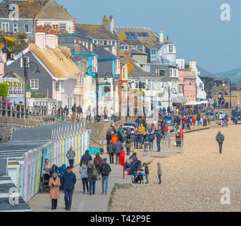 Lyme Regis, Dorset, Großbritannien. 13. April 2019. UK Wetter: Besucher und Familien genießen die Schulferien bilden das beste von Sonnig auf einem bitterkalt und blustery Tag an der Küste von Lyme Regis wie auf Eis Ostwinde der Südküste. Credit: Celia McMahon/Alamy leben Nachrichten Stockfoto