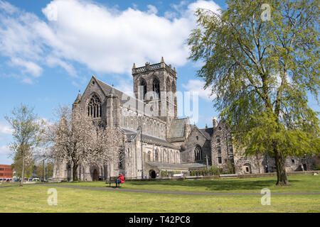 Paisley, Schottland, Großbritannien. 13. April 2019. Paisley Abbey an einem sonnigen Tag. Credit: Skully/Alamy leben Nachrichten Stockfoto