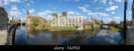 Paisley, Schottland, Großbritannien. 13. April 2019. Ein Panorama Foto von Wahrzeichen einschließlich Paisley Rathaus, Paisley Abbey und weiß Warenkorb Wasser an einem sonnigen Tag. Credit: Skully/Alamy leben Nachrichten Stockfoto