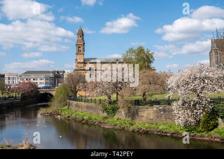 Paisley, Schottland, Großbritannien. 13. April 2019. Paisley Rathaus und weiß Warenkorb Wasser an einem sonnigen Tag. Credit: Skully/Alamy leben Nachrichten Stockfoto