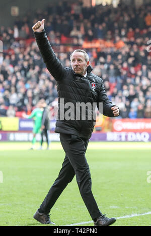 Das Tal, London, England. 13. April 2019. Charlton Athletic Manager Lee Bowyer würdigt den home Unterstützer während der efl Sky Bet Liga 1 Übereinstimmung zwischen Charlton Athletic und Luton Town im Valley, London, England am 13. April 2019. Foto von Ken Funken. Nur die redaktionelle Nutzung, eine Lizenz für die gewerbliche Nutzung erforderlich. Keine Verwendung in Wetten, Spiele oder einer einzelnen Verein/Liga/player Publikationen. Stockfoto