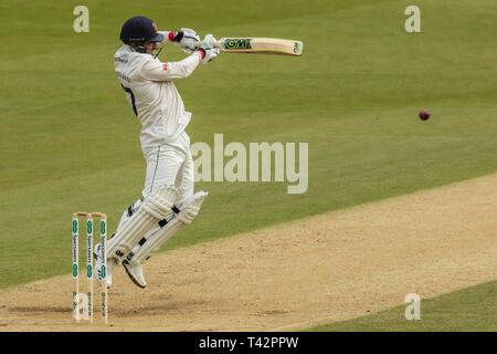 London, Großbritannien. 13. April 2019. Ryan 10 Doeschate batting in Surrey auf Essex an Tag drei des Specsavers County Championship Match am Kia Oval. David Rowe/Alamy leben Nachrichten Stockfoto