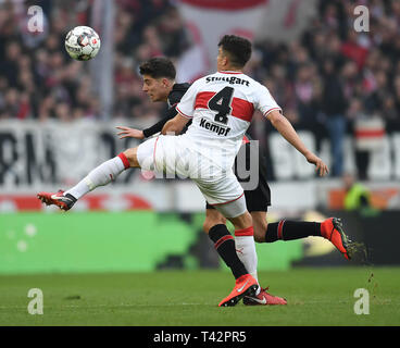 Duelle, Duell zwischen Kai Havertz (Bayer 04 Leverkusen) und Marc Oliver Kempf (VfB Stuttgart). GES/Fußball/1. Bundesliga: VFB Stuttgart - Bayer 04 Leverkusen, 13.04.2019 - Fußball 1.Liga: VFB Stuttgart vs Bayer 04 Leverkusen, Stuttgart, 13.April 2019 DFL-Regelungen die Verwendung von Fotografien als Bildsequenzen und/oder quasi-Video zu verbieten. | Verwendung weltweit Stockfoto