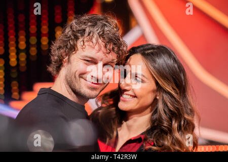13 April 2019, Nordrhein-Westfalen, Köln: Nazan Eckes, Moderatorin, und ihr Ehemann Julian Khol sind in der RTL-tanzshow Let's Dance am Coloneum. Foto: Rolf Vennenbernd/dpa Stockfoto