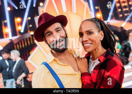 13 April 2019, Nordrhein-Westfalen, Köln: Barbara Becker, Designer und Massimo Sinato, professionelle Tänzerin, Tanz in der RTL-tanzshow Let's Dance im Coloneum. Foto: Rolf Vennenbernd/dpa Stockfoto