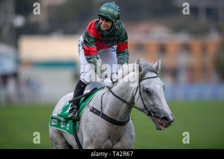 Sydney, USA. 13 Apr, 2019. ROYAL RANDWICK, SYDNEY''""" APRIL 13: White Moss, geritten von Kathy O'Hara gewinnt die Registerkarte Sapphire Stangen am zweiten Tag der Meisterschaften bei Royal Randwick Racecourse in Sydney. Michael Sportswire McInally/Eclipse/CSM/Alamy leben Nachrichten Stockfoto