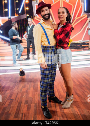 13 April 2019, Nordrhein-Westfalen, Köln: Barbara Becker, Designer und Massimo Sinato, professionelle Tänzerin, Tanz in der RTL-tanzshow Let's Dance im Coloneum. Foto: Rolf Vennenbernd/dpa Stockfoto