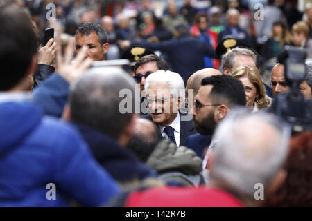 Neapel, Neapel. 13 Apr, 2019. Italien, Neapel 13 April 2019 der Präsident der Republik Sergio Mattarella besuchte heute das Museum von Capodimonte die Ausstellung von Caravaggio zu besuchen, und dann zu den beliebten Gesundheit Bezirk unter den Menschen. Auf dem Foto: Präsident Sergio Mattaraella. Quelle: Fabio Sasso/ZUMA Draht/Alamy leben Nachrichten Stockfoto