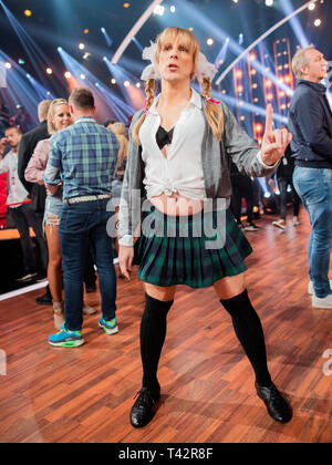 13 April 2019, Nordrhein-Westfalen, Köln: Oliver Pocher, Moderator, wie Britney Spears, Tänze in der RTL-tanzshow Let's Dance am Coloneum. Foto: Rolf Vennenbernd/dpa Stockfoto