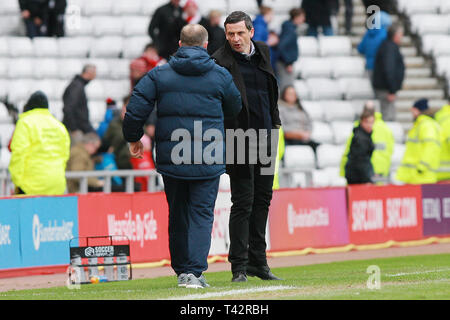 SUNDERLAND, England. 13. April Coventry City Manager Mark Robins und Sunderland Manager Jack Ross schütteln sich die Hände nach der Sky Bet Liga 1 Übereinstimmung zwischen Sunderland und Coventry City im Stadion des Lichts, Sunderland am Samstag, 13. April 2019. (Credit: Steven Hadlow | MI Nachrichten) nur die redaktionelle Nutzung, eine Lizenz für die gewerbliche Nutzung erforderlich. Keine Verwendung in Wetten, Spiele oder einer einzelnen Verein/Liga/player Publikationen. Foto darf nur für Zeitung und/oder Zeitschrift redaktionelle Zwecke verwendet werden. Möglicherweise nicht für Publikationen, bei denen 1 Spieler, 1 Club oder 1 Wettbewerb ohne schriftliche Genehmigung verwendet werden. Stockfoto