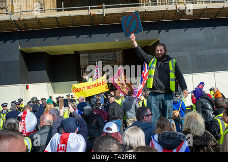 "Wir wollen unser Land zurück", Demonstranten versammelten sich im Parlament Platz vor dem Parlament in Westminster in Großbritannien nicht in die Europäische Union links wütend. Demonstranten das Gefühl, dass die britische Regierung nicht die Einhaltung der demokratischen Abstimmung von 17,4 Millionen Menschen, mit vielen mit Gewalt drohte, sollte die Umfrage Abstimmung nicht eingehalten werden. Stockfoto