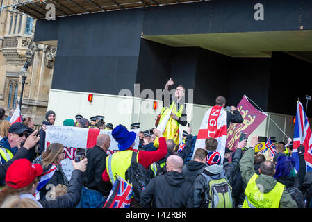 "Wir wollen unser Land zurück", Demonstranten versammelten sich im Parlament Platz vor dem Parlament in Westminster in Großbritannien nicht in die Europäische Union links wütend. Demonstranten das Gefühl, dass die britische Regierung nicht die Einhaltung der demokratischen Abstimmung von 17,4 Millionen Menschen, mit vielen mit Gewalt drohte, sollte die Umfrage Abstimmung nicht eingehalten werden. Stockfoto