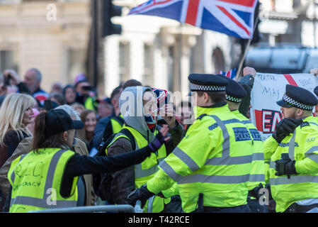 "Wir wollen unser Land zurück", Demonstranten versammelten sich im Parlament Platz vor dem Parlament in Westminster in Großbritannien nicht in die Europäische Union links wütend. Demonstranten das Gefühl, dass die britische Regierung nicht die Einhaltung der demokratischen Abstimmung von 17,4 Millionen Menschen, mit vielen mit Gewalt drohte, sollte die Umfrage Abstimmung nicht eingehalten werden. Stockfoto