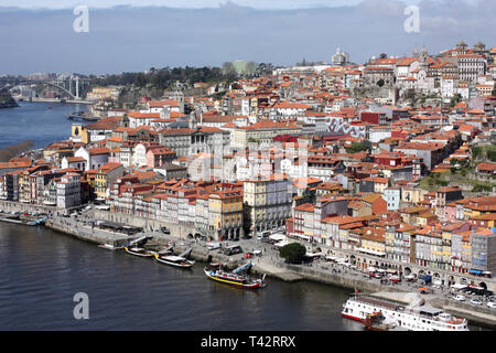 Blick auf den Stadtteil Ribeira aus am südlichen Ufer des Flusses Douro in Vila Nova de Gaia Stockfoto