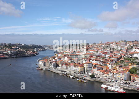 Blick auf den Stadtteil Ribeira aus am südlichen Ufer des Flusses Douro in Vila Nova de Gaia Stockfoto