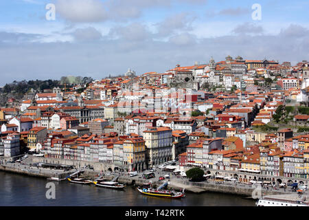 Blick auf den Stadtteil Ribeira aus am südlichen Ufer des Flusses Douro in Vila Nova de Gaia Stockfoto