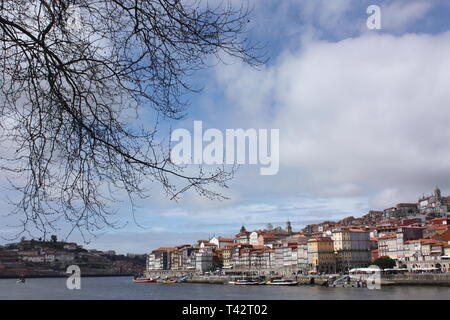 Blick auf den Stadtteil Ribeira aus am südlichen Ufer des Flusses Douro in Vila Nova de Gaia Stockfoto