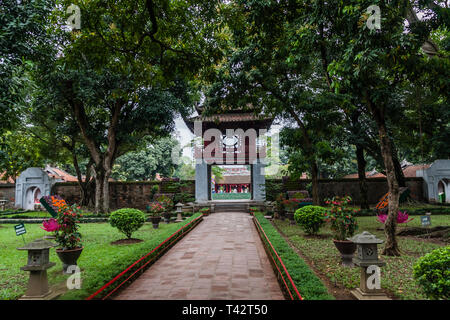 Eines der Tore und einen Garten, in den Tempel der Literatur - Van Mieu, Hanoi Stockfoto