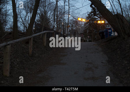 Dunkle Moody Park in Sherwood Park Lawrence Park toronto Frühjahr bei Sonnenuntergang Stockfoto