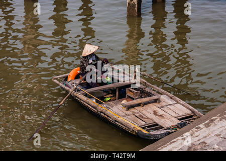 Eine der allgegenwärtigen Verkäufer der schwimmenden Markt in der Halong Bay, Vietnam Stockfoto