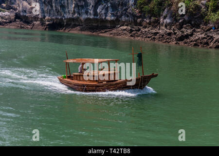Eine Segelyacht Junk-Boot in der Halong Bay, Vietnam Stockfoto