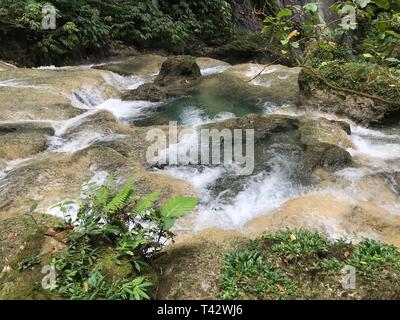 Bihewa Wasserfall, ein Reiseziel in Legari Dorf an Nabire Papua Indonesien, wo neben 'Whale Shark" in Kali Zitrone besucht. Stockfoto