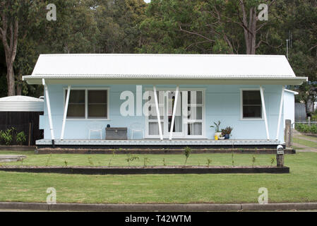 Eine Nachkriegszeit weatherboard Holz und Stahl Wellblech überdacht Ferienhaus in Kioloa auf dem New South Wales Südküste von Australien Stockfoto