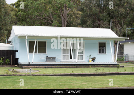 Eine Nachkriegszeit weatherboard Holz und Stahl Wellblech überdacht Ferienhaus in Kioloa auf dem New South Wales Südküste von Australien Stockfoto