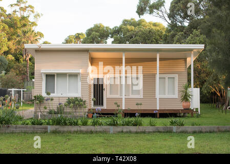 Eine Nachkriegszeit weatherboard Holz und Stahl Wellblech überdacht Ferienhaus in Kioloa auf dem New South Wales Südküste von Australien Stockfoto