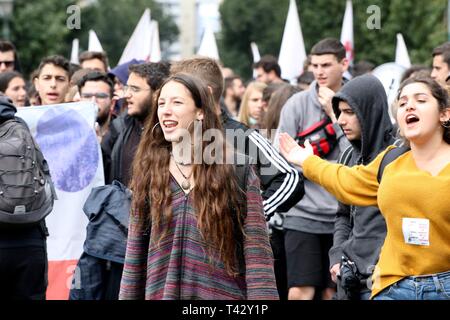 Schülern und Lehrern skandieren Parolen in einem Protest gegen geplanten Bildungsreformen im Zentrum von Athen. Stockfoto