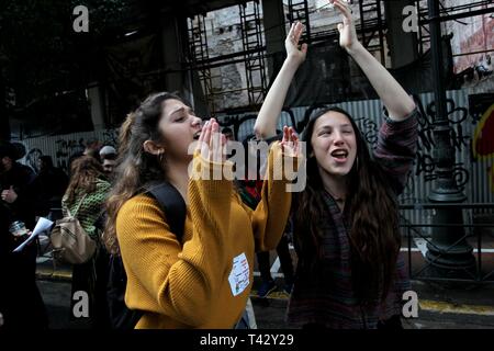 Schülern und Lehrern skandieren Parolen in einem Protest gegen geplanten Bildungsreformen im Zentrum von Athen. Stockfoto