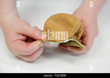 Eine Tasche auf den Kopf gestellt. Nur eine Münze gefunden Stockfoto