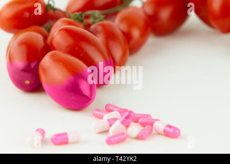 Konzept: die GVO-Manipulation der Natur und der relativen vergifteten Früchte. In der Nähe von drei Tomaten durch Ändern der Farbe von der Medikamente verschmutzt ich Stockfoto