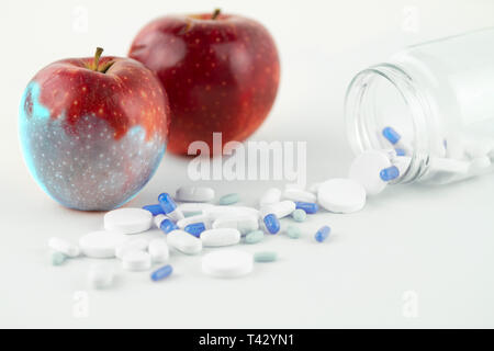 Konzept: die GVO-Manipulation der Natur und der relativen vergifteten Früchte. In der Nähe eines Apple durch Ändern der Farbe von der Medikamente in fron verschmutzt Stockfoto