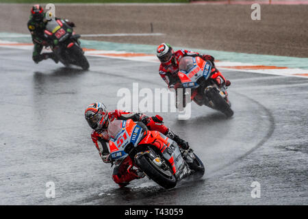 Valencia/Spanien - 11/18/2018 - Ducati Testfahrer #51 Manuele Pirro (ITA) führenden 5 mal Weltmeister #99 Jorge Lorenzo (SPA) während der GP von Valencia Stockfoto