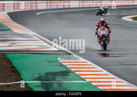 Valencia/Spanien - 11/18/2018 - #04 Andrea Dovizioso (ITA, Ducati) führenden bequem von #42 Alex Rins (SPA, Suzuki) während des Sterbens Runden des Val Stockfoto