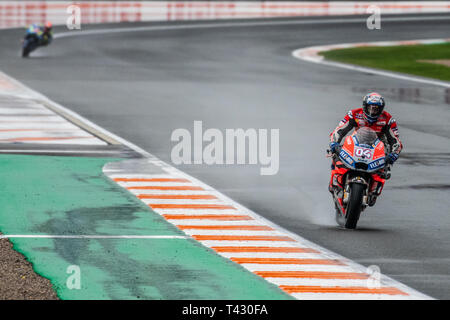 Valencia/Spanien - 11/18/2018 - #04 Andrea Dovizioso (ITA, Ducati) führenden bequem von #42 Alex Rins (SPA, Suzuki) während des Sterbens Runden des Val Stockfoto