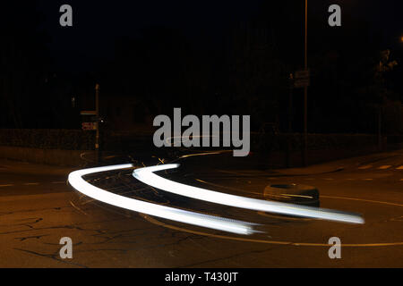 Abstrakte Foto von nächtlichen Verkehr. Sie können sehen, buntes Licht in einer dunklen Umgebung. In Nyon, Schweiz im Frühling fotografiert. Stockfoto