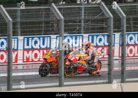 Valencia/Spanien - 11/18/2018 - #93 Marc Marquez überholen #44 Pol Espargaro während der Valencia GP Stockfoto