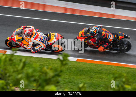 Valencia/Spanien - 11/18/2018 - #93 Marc Marquez überholen #44 Pol Espargaro während der Valencia GP Stockfoto