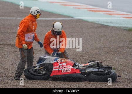 Valencia/Spanien - 11/18/2018-Marshals #43 Jack Miller's Ducati bike während der VALENCIANISCHEN GP auf Ricardo Tormo abgestürzt entfernen Stockfoto