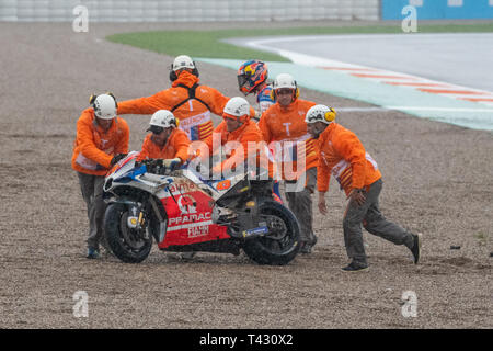 Valencia/Spanien - 11/18/2018-Marshals #43 Jack Miller's Ducati bike während der VALENCIANISCHEN GP auf Ricardo Tormo abgestürzt entfernen Stockfoto