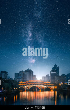 Blick auf Artictic Anshun Brücke auf Jin River bei Nacht mit milchstrasse am Himmel in Chengdu, Sichuan, China Stockfoto