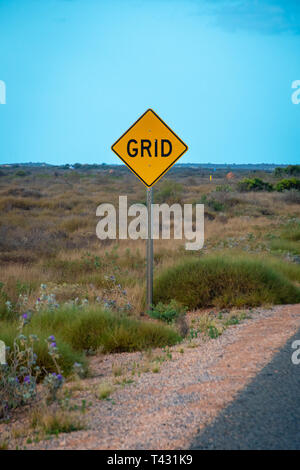 Gelbe Straßenraster Straßenschild in West Australien Stockfoto
