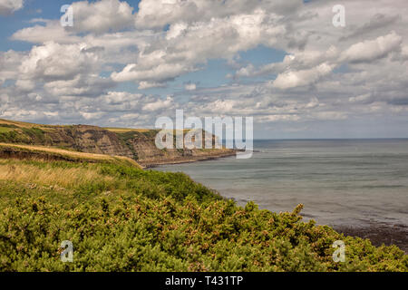 Blick auf die Küste bei Robin Hood's Bay in Yorkshire, England Stockfoto