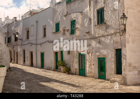 Weiße Straße in Locorotondo Altstadt, Region Apulien, Süditalien Stockfoto