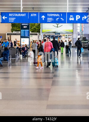 Touristen kommen an der Prager internationale Flughafen bereit, den Flughafen zu verlassen und Ihren Urlaub starten Stockfoto