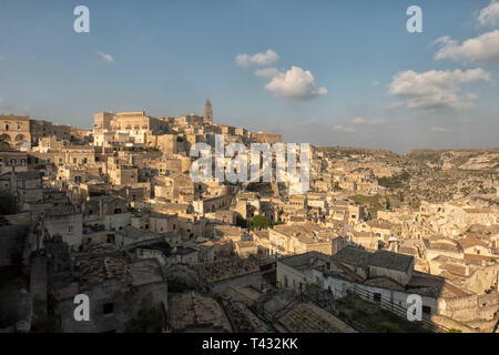 Blick auf die Altstadt von Matera mit dem Duomo und die Sassi, von den Klippen, Matera, Apulien, Italien Stockfoto