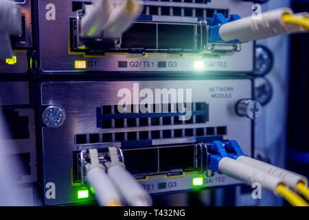 Optische Schalter und farbenfrohe FC-Leitungen verbunden. Rechenzentrum. Close Up. Stockfoto